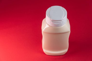 Kırmızı arkaplanda mayonez kutusu