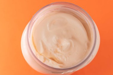 Turuncu arka planda mayonez kutusu