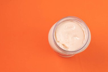 Turuncu arka planda mayonez kutusu