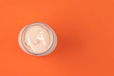 Turuncu arka planda mayonez kutusu