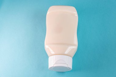 Mavi arkaplanda mayonez kutusu