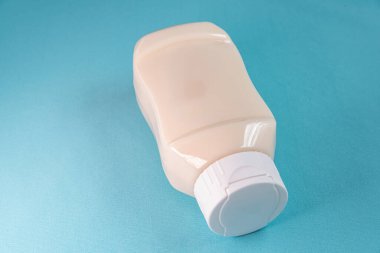 Mavi arkaplanda mayonez kutusu