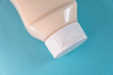 Mavi arkaplanda mayonez kutusu