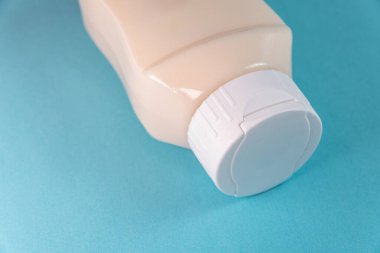 Mavi arkaplanda mayonez kutusu