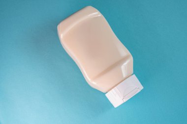 Mavi arkaplanda mayonez kutusu