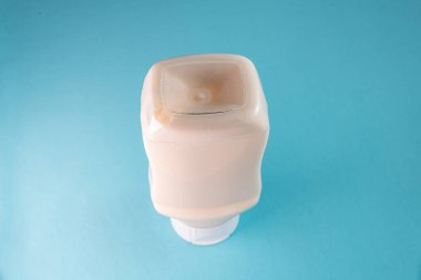 Mavi arkaplanda mayonez kutusu