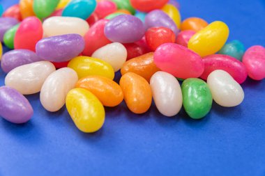 Mavi arka planda birkaç jelibon.