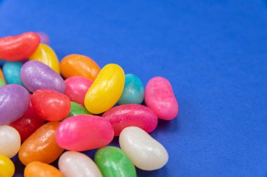 Mavi arka planda birkaç jelibon.