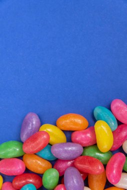 Mavi arka planda birkaç jelibon.