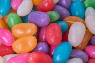 Mavi arka planda çeşitli jelibonlar var.