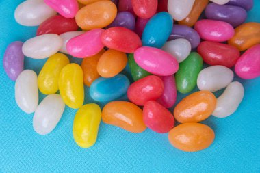 Mavi arka planda çeşitli jelibonlar var.