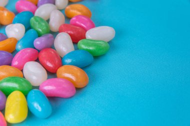 Mavi arka planda çeşitli jelibonlar var.