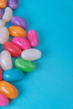 Mavi arka planda çeşitli jelibonlar var.