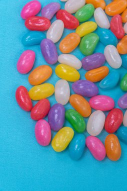 Mavi arka planda çeşitli jelibonlar var.