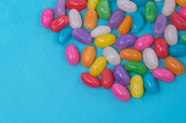 Mavi arka planda çeşitli jelibonlar var.