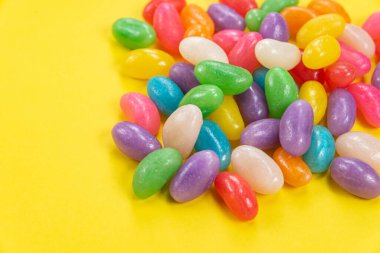 Sarı arka planda birkaç jelibon.