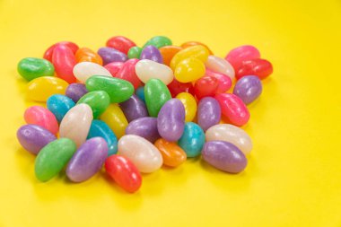 Sarı arka planda birkaç jelibon.