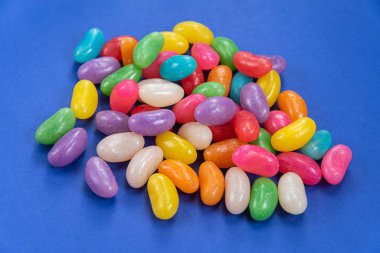 Mavi arka planda birkaç jelibon.