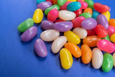 Mavi arka planda birkaç jelibon.