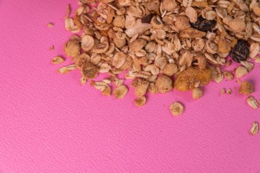 Pembe arka planda granola