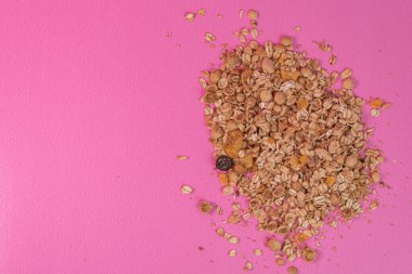 Pembe arka planda granola