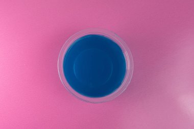 Pembe arka planda mavi Brezilya jelatini