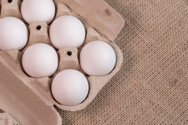 Kahverengi arka planda yumurtalar