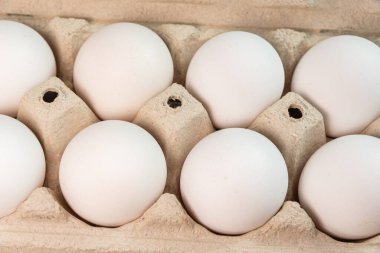 Kahverengi arka planda yumurtalar