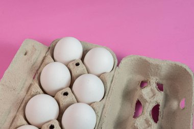 Pembe arka planda yumurtalar