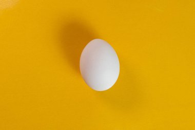 Sarı arka plan üzerinde yumurta
