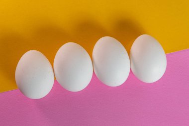 Sarı ve pembe arka planda yumurtalar