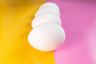 Sarı ve pembe arka planda yumurtalar