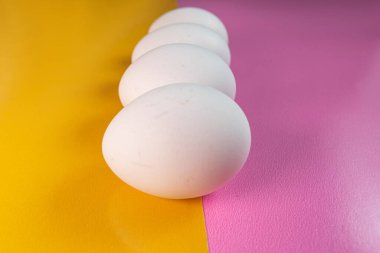 Sarı ve pembe arka planda yumurtalar