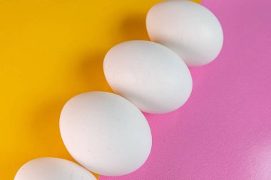 Sarı ve pembe arka planda yumurtalar