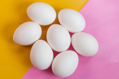 Sarı ve pembe arka planda yumurtalar