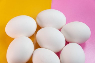 Sarı ve pembe arka planda yumurtalar