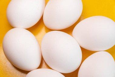 Sarı arka planda yumurtalar