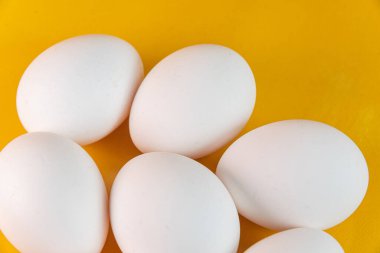 Sarı arka planda yumurtalar