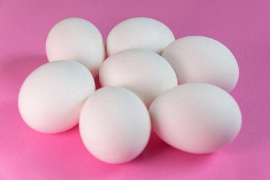 Pembe arka planda yumurtalar