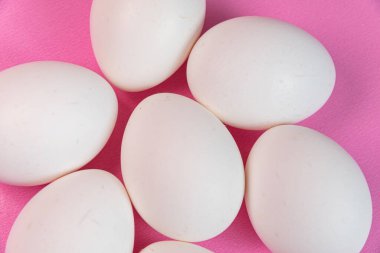 Pembe arka planda yumurtalar