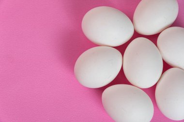 Pembe arka planda yumurtalar