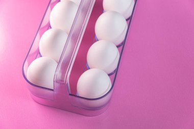 Pembe arka planda yumurtalar