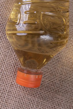 Kahverengi kenevir arka planında pişirme yağı