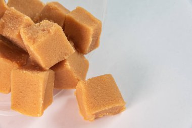 Beyaz arka planda dulce de leche küpleri