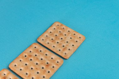 Mavi arkaplanda tuzlu krakerler