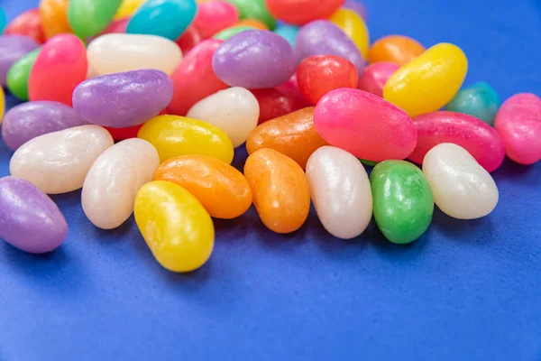 Mavi arka planda birkaç jelibon.