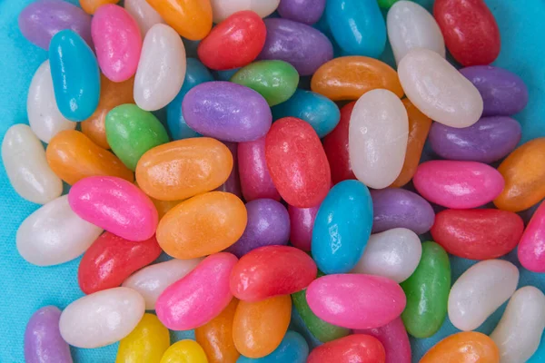 Mavi arka planda çeşitli jelibonlar var.