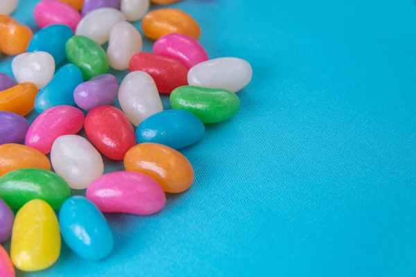 Mavi arka planda çeşitli jelibonlar var.