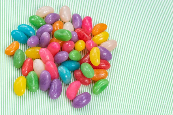 Varios Jelly Beans Sobre Fondo Rayado Verde Con Blanco —  Fotos de Stock