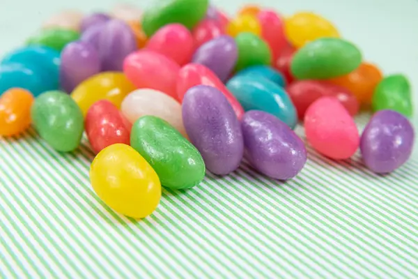 Varios Jelly Beans Sobre Fondo Rayado Verde Con Blanco —  Fotos de Stock